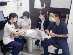 院内で相談しているスタッフ