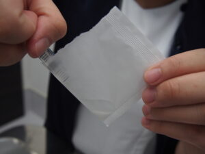 少量の水で粉薬を溶き、シリンジで全量を吸う
