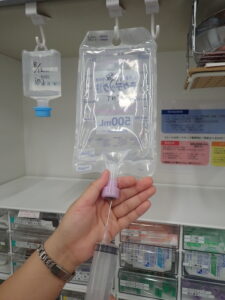 輸液剤のゴムの部分に針を刺す