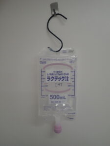 S字フックにかけた輸液剤
