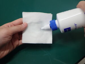 コットンに洗浄液を染み込ませる様子