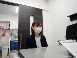 インタビューを受けるスタッフ01