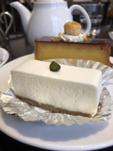 レアチーズケーキとティーポッド