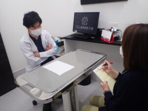 インタビューを受けている獣医師