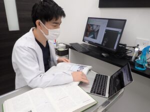 パソコンに向かう獣医師