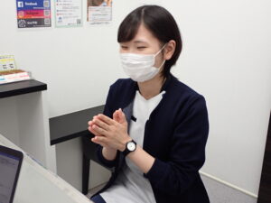 スタッフが和気藹々と話している様子