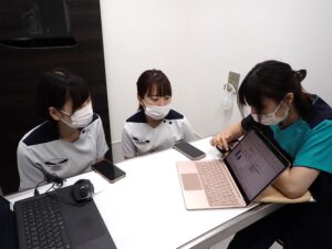 インタビューされているSNS運用チーム