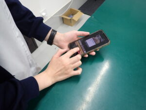 スマホを操作しているスタッフ