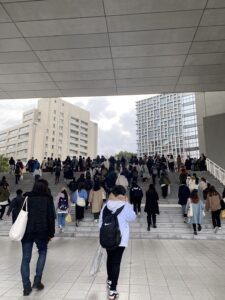 試験会場へ向かう受験生