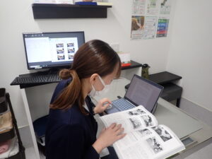 書籍で勉強するスタッフ