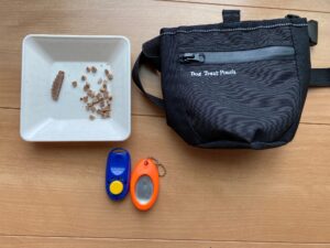 クリッカーとお菓子、おもちゃ